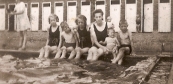  In het zwembad vanaf links Annie Moll, Anton Moll, Riek Moll, Zus (Anneken) Moll, haar dochter Anneken en Henk Moll (foto via Anneken Freihals-Bouwer).