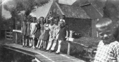  Het loopbruggetje in Kortezwaag met de kinderen Moll en buurkinderen (foto via 
Anneken Freihals-Bouwer).