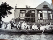 Het gezin van Lammert Moll in een boot voor hun huis te Kortezwaag (foto via Anneken Freihals-Bouwer)