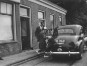 Foto gemaakt op de trouwdag van Gerard Jullens en Jikke van Leer (7-7-1955) te Lippenhuizen.

Hendrikus de Boer, Gorredijk, gemeente Opsterland. Afgegeven: 18-8-1927
Bron: Kobus van Leer, Tjalleberd)

