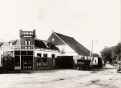 De auto van Jan Zwart bij café J.F. de Boer ca. 1930.
Jan Zwart, Gorredijk, gemeente Opsterland. Afgegeven: 12-5-1928. Bron: Groninger Archieven)

