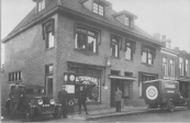 Egbert Kuipers (Eppie) links bij de auto. Autoverhuur de Jong. Circa 1932