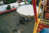 Een blik vanuit het Reuzenrad op de zweefmolen van de familie Visser-Venekamp tijdens de najaarskermis van Gorredijk 1986.