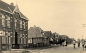 De marechausseekazerne aan de Stationsweg. Het wapen der marechaussee hangt nog statig aan de gevel.