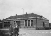 Omstreeks 1880 werden in Opsterland meerdere scholen naar eenzelfde bestek gebouwd. Naast die in Kortezwaag stonden ze ook in Lippenhuizen, Beetsterzwaag, Hemrik en Beetsterzwaag.