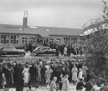 Koninklijk bezoek aan Gorredijk. Koningin Juliana opent de nieuwe Ambachtsschool.1950