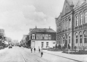 In 1887 werd er aan de Zuid-west Dubbelestraat een nieuwe Openbare lagere school gebouwd. Tot plm.1920 werd er ook U.L.Onderwijs gegeven.