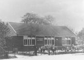 In 1920 liet ''Het Nut'' deze kleuterschool aan de Schoolstraat bouwen. De in 1875 gebouwde ''bewaarschool''die naast de openbare aan de Zuid-west Dubbelestraat stond verbouwd tot gymnastieklokaal.