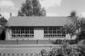 Nieuwstraat 27 Gorredijk. Door fusie van de Gereformeerde en de Hervormde scholen was dit gebouw in 1986 overcompleet en ingericht als peuterspeelplaats.