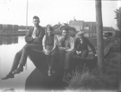 Lubbert de Vries, Geesje en Piet van der Muur en Riepke de Vries op een praam aan de Langewal.