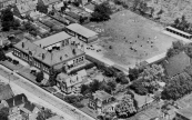 Op deze luchtfoto staat de Uloschool aan de Stationsweg, rechts daarvan het huis van het hoofd der school. In de linker bovenhoek enige dubbele woningen aan de Burgermeester Selhorststraat die nadien zijn afgebroken.