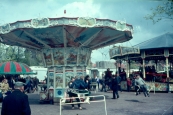 De eerste kleurendia's van de kermis uit de jaren 60, foto gemaakt door Feikema. Met op de voorgrond de zweef en rechts de rups.