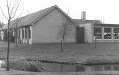 In 1982 werd de Christelijke Lagere School ,,De Librije,, in de hoek Sjoelstrjitte/Wabbe Wissestrjitte met een zijvleugel vergroot.