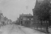 De Zuid-West Dubbelestraat werd later omgedoopt tot Hoofdstraat. Rechts de in 1887 in gebruik genomen Openbare Lagere school, hier nog met de speelplaats aan de straatzijde.