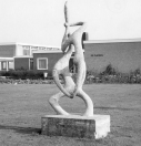 Dit beeldhouwerk staat bij de Openbare Lagere school ''De Flambou'' aan de Mientewei. 