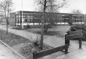 De Openbare school ''de Tsjerne'' werd op 22 Oktober 1974 in gebruik genomen.(foto april 1986)