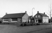 In augustus 1953 werd de nieuwe C.V.O. school aan de Jodocus Heringastrjitte geopend. De bouwvallige school aan de Brouwerswal werd door de Blebo in gebruik genomen. De nieuwe school werd vernoemd naar de eerste onderwijzer,meester Hoogwerf, die in 1895 het Christelijk onderwijs aan de Brouwerswal gaf.In 1963 was meester Visser 25 jaar aan deze school verbonden.