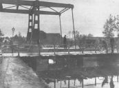 In 1933 werd de draaibrug in de weg van Gorredijk naar Jubbega die over de Dwarsvaart lag vervangen door een ophaalbrug. De brug is hier nog in aanbouw, de noodbrug is nog in gebruik.