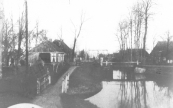 Nostalgisch beeld van de Dwersfeart met op de achtergrond de in 1933 gelegde ophaalbrug.