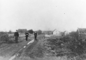 Drie broers lopen hier op de Lijkweg, nu de Leijen geheten. Hun eigenlijke namen waren Hette, Melis en Fokke de Vries, maar in de volksmond noemde men ze de Melissen of Ingeltjes.