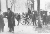 De begrafenis van Rindert van Zinderen Bakker die op 21 januari 1927 was overleden. De foto's zijn overgenomen uit Fan Fryske Groun.