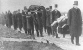 De begrafenisstoet stelt zich inbeweging, 1927, 21 jan.