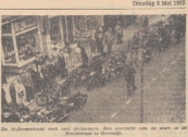 16 dorpentocht op 6 mei 1952. De 16 dorpentocht trok veel deelnemers. Een overzicht van de start in de Hoofdstraat te Gorredijk.