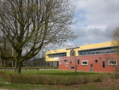 Burgemeester Harmsma School 2010.Het voormalige gymnastieklokaal van de Trimbeets is op de achtergrond te zien.