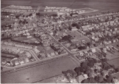 Gorredijk, foto vermoedelijk genomen september1958. Rechts in het midden is duidelijk het Markterrein te zien.