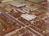 Luchtfoto gemaakt van Timmerfabriek de Vries op 21-06-1973.