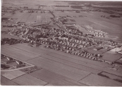 Op deze foto is de Miente nog net te zien (linksonder).  De weilanden tussen de Miente en het centrum van Gorredijk waren toen nog niet bebouwd.