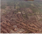 Linksboven is nog net Terwispel te zien aan de Compagnonsvaart. Ook de bouw van de Burgemeester Harmsmaschool, in het midden van de foto, is hier nog in volle gang.