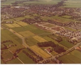 Een mooie foto van de nieuwe woonwijken in de jaren 80 van de vorige eeuw. De Weverij, Brouwerij en Stokerij waren klaar. De Mouterij moest hier nog gebouwd worden. De bestrating ligt er al.