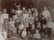 Bewaarschool 1910, op de foto hoofd mevr. Lambert en Leidster mevr. A. Meijer.