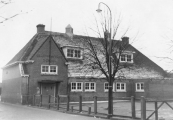Deze Christelijke lager-onderwijsschool werd afgebroken voor verbreding van de Jodocus Heringastrjitte. De nieuwe,elders gebouwde C.V.O. school werd in januari 1969 in gebruik genomen.