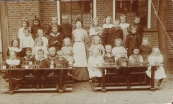Bewaarschool 1906, In het midden onderwijzeres Tjiske Biesma.