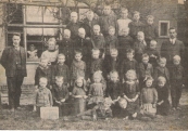 Openbare lagere school Kortezwaag 1913. Bovenste rij v.l.n.r.: Jan de Jong, Dirk van der Schaar, Albert de Vries, Hein de Jong, Klaas van der Wijk en Wouter de Wit. Tweede rij van achteren; twee broers Hielkema, Sjoerd de Vries, Jouke de Vries, Bouke van Zinderen, Hendrik Looienga, ?. Rij drie:Tjeerd Otten, Nanne Popma, Egbert Schipper, Hendrik Otten, Rikus Popma, Hette de Vries, Wieger de Wit, ?, ?. Voorste rij: Thijs Sietsma, Hendrik Kleinsma, Grietje de Vries, ?, Aukje van der Draai, Anneke Werkman, Trijntje Schipper, ?. Liggend: Arjen de Vries en ?. Links het hoofd der school meester Haverman, achter de ruit zijn dochter Lammie en aan weerszijden van de groep juf Jonkers en meester M. de Jong. (foto via de heer Schipper, Joure.)