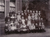 Openbare Lagere school Gorredijk 1907  Voorste rij 2e van rechts Rennie de Jong