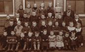 Een groep kinderen van de openbare lagere school in Gorredijk, op de foto gezet in 1905. Achterste rij van links naar rechts: Hiltje Wijbenga, Engeltje de Vries, Antje van der Draai, Fimke Bosma, Rika de Vroeg, Hielkje Ringenoldus, Meester Schaafsma. Daarvoor: Jan Havinga, Geert de Vries, Foppe Dijkstra,....Bosma, Johannes Wijbenga,.....Krom, Twee onbekenden, Jelke van der Meulen, Daarvoor: ....van der Heide, Henny Jonkers, ? , Harm van Zwol, ? en Wiesje Wijkhuizen, Baafje Mol, Sietske Mol, Jo van der Meulen, Dien van der Meulen. vooraan: Jopie Colthof, .....Colthof, .....van Seijen, Lucas van der Muur, Sjoukje van Seijen, ......van der Muur, .....Krikke, Sofie Colthof, Trijn Mol, Gerrit Krikke.