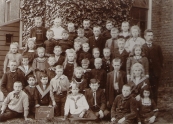 Openbare Lagere school Gorredijk, 23 rij van boven: Jeltje Kuipers, hand op de schouders van Wieger Kuipers, daaronder Ida Ringenoldus en Dirk Ringenoldus.. Waarschijnlijk staan Abram, Benny en Mare Hes ook op deze foto.