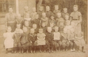 Openbare Lagere school Gorredijk 1900, 3e van links zittend Margje Fokkema, vrouw van Bouwe Veldman