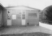 Wegens het grote aantal leerlingen werden er bij de Burgermeester Harmsmaschool een aantal houten noodlokalen geplaatst.