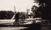 Op de voorgrond de Spinnekopmolen uit Gorredijk in het Openluchtmuseum te Arnhem.