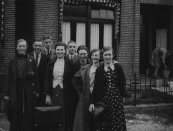 Groep personen aan de Stationsweg, namen onbekend. (foto via D.Coehoorn)