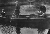 Met mijn vriend en zijn neef in de roeiboot te Gorredijk, herfst 1929. (foto via D.Coehoorn)