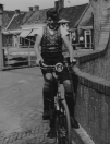 Brug Molenwal/Kerkewal; Folkert Coehoorn op de fiets. (foto via D.Coehoorn)
