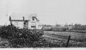 Het landhuis met op de achtergrond twee molens