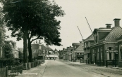 Zicht op de Stationsweg te Gorredijk. In de straat liggen tramrails. 22 aug. 1941
