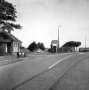 Trambaan nabij Gorredijk. Dit is de kruising tussen de Stationsweg en Tolhuslean. Die VW kever komt uit Terwispel aangereden. De weg rechtafbuigend gaat naar de Trijehoek. 1960