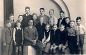 Jeugdsoos Gorredijk 1948. Boven v.l.n.r : De Hr.Kampen, Ynze de Vries, Wiebe Krist, Eppie Tenge. Middelste rij v.l.n.r :J.de Jong, J. Mailak, S. Bouma, J.de Boer, Johannes Tenge. Voorste rij v.l.n.r. : B. Stoelwinder, Koopmans, P. Wierda, K.de Vries, S. Hes, Pietersma, H. Akkerman, ?.